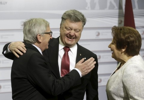 Tổng thống Ukraine Petro Poroshenko (ở giữa) tham dự hội nghị thượng đỉnh với lãnh đạo các nước EU ở Riga 