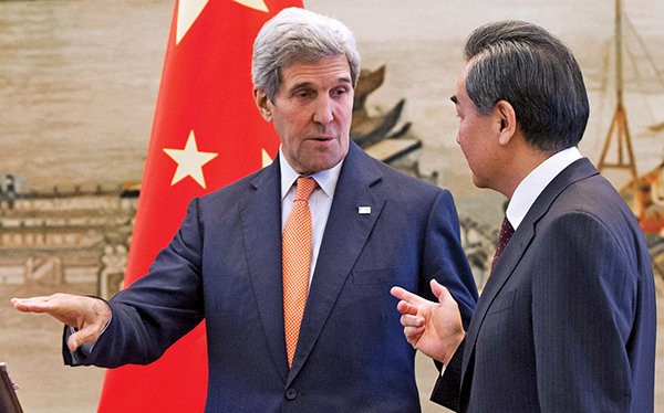 Ông John Kerry đã không trả lời câu hỏi về chuyện đưa tàu, máy bay Mỹ vào trong phạm vi 12 hải lý các điểm Trung Quốc chiếm đóng ở Trường Sa trong họp báo với Ngoại trưởng Trung Quốc Vương Nghị - Ảnh: Reuters