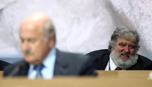Ông Chuck Blazer ở phía sau chủ tịch FIFA Joseph Blatter trong một cuộc họp tại Thụy Sĩ năm 2011.