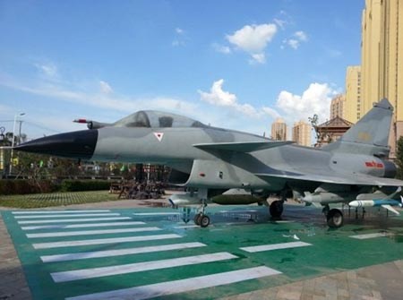 Chiến đấu cơ J-10 tại cảng Xiuying tại thành phố Hải Khẩu trên đảo Hải Nam của Trung Quốc.