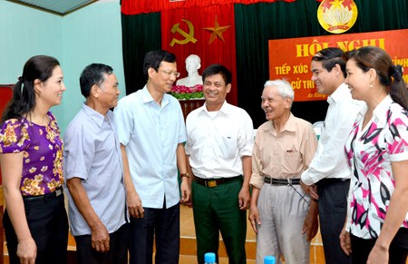 Ông Phạm Minh Huấn (giũa) tiếp xúc với cử tri Tuyên Quang