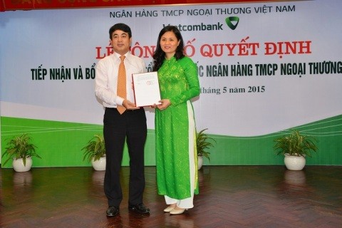 Ông Nghiêm Xuân Thành - Chủ tịch HĐQTtrao quyếtđịnh cho bà Đinh Thị Thái 