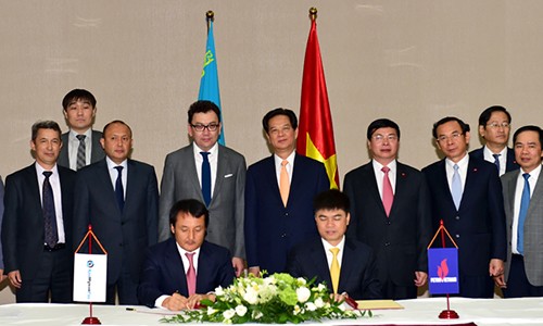 Thủ tướng Nguyễn Tấn Dũng chứng kiến lễ ký thoả thuận hợp tác về thăm dò khai thác và cung cấp dịch vụ dầu khí tại Kazakhstan ngày 30/5.
