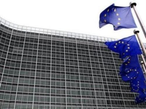 Cờ EU tung bay ở trụ sở Ủy ban châu Âu tại Bỉ. EU phản ứng gay gắt trước danh sách cấm nhập cảnh của Nga - Ảnh: Reuters