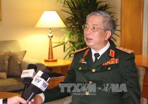 Thượng tướng Nguyễn Chí Vịnh trả lời phỏng vấn phóng viên Việt Nam bên lề Đối thoại. Ảnh: Lê Hải - Phóng viên TTXVN tại Singapore