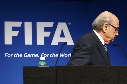 Uy tín của Blatter xuống thấp vì bê bối tham nhũng. Ảnh:Reuters.