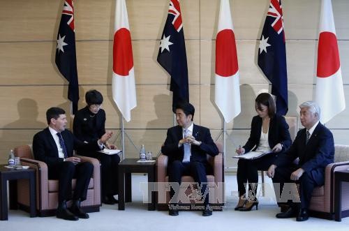 Thủ tướng Nhật Bản Shinzo Abe (giữa) đã có cuộc gặp với Bộ trưởng Quốc phòng Australia Kevin Andrews. Ảnh: AFP/TTXVN