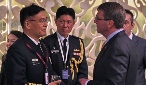 Đô đốc Tôn Kiến Quốc (trái) và Bộ trưởng Quốc phòng Mỹ Ashton Carter (phải) tại Đối thoại Shangri-La cuối tuần qua. Ảnh: WSJ