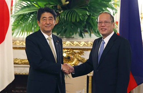 Thủ tướng Nhật Bản (trái) và Tổng thống Philippines Benigno Aquino trước cuộc hội đàm ngày 4/6 ở Tokyo. Ảnh: AP