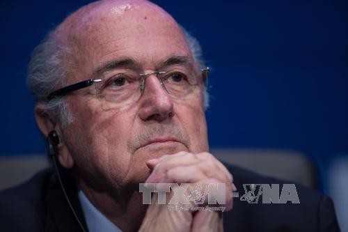 Chủ tịch FIFA Sepp Blatter bất ngờ tuyên bố trong cuộc họp báo tại trụ sở Liên đoàn bóng đá ở Zurich ngày 2/6. Ảnh: AFP/ TTXVN 