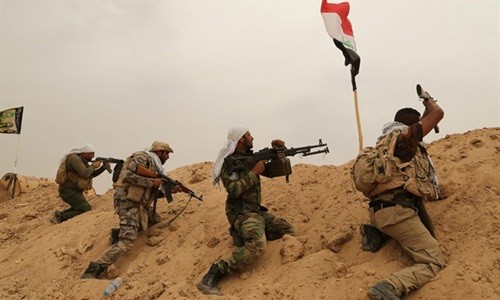 Những chiến binh thuộc lực lượng dân quân người Shiite hôm 1/6 chạm trán với các tay súng IS ở ngoại ô thành phố Fallujah, tỉnh Anbar, Iraq. Ảnh: AP