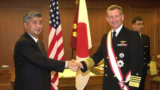 Đô đốc Dennis Blair (phải) trong một buổi lễ hồi năm 2005. (Ảnh: wikipedia.org)