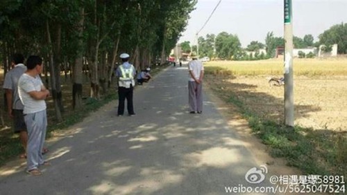 Cảnh sát và người dân tại làng Xishibao, tỉnh Hà Bắc, nơi xảy ra vụ xả súng. Ảnh: Weibo