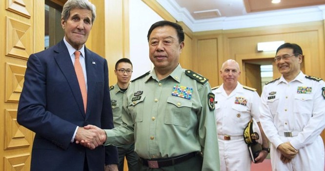 Tướng Phạm Trường Long, Phó chủ tịch quân ủy Trung ương Trung Quốc ( phải) và Ngoại trưởng Mỹ John Kerrey tại Bắc Kinh ngày 16/5/2015 - REUTERS/Saul Loeb/Pool.