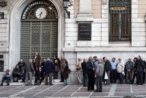 Người dân Hy Lạp chờ lĩnh lương tại Ngân hàng Trung ương ở thủ đô Athens. 
