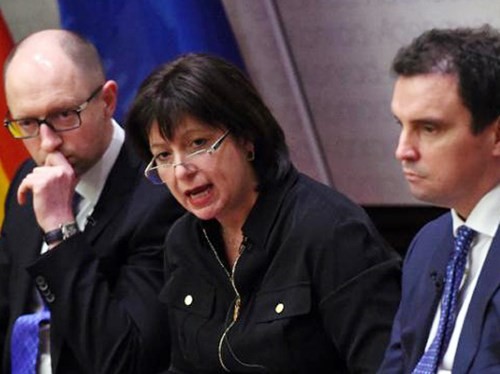 Thủ tướng Arseniy Yatsenyuk (bên trái) và nữ Bộ trưởng Tài chính Natalie Jaresko trong một cuộc đàm phán với các chủ nợ của Ukraine