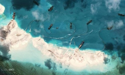 Các tàu hút đang chuyển cát ở mép phía bắc đá Vành Khăn, một khu vực đang bị Trung Quốc cải tạo trên Biển Đông. Ảnh vệ tinh chụp ngày 1/2. Ảnh: CSIS/AMTI.