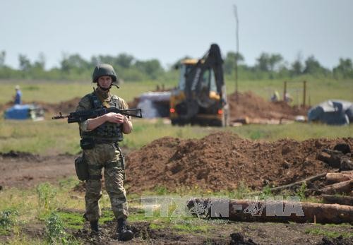 Binh sĩ Ukraine đào hào tại khu vực xung đột gần Artemivsk thuộc Donetsk. Ảnh: AFP/TTXVN