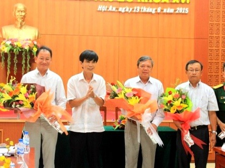 Ông Nguyễn Sự (thứ 2 từ trái sang) tặng hoa cho ông Kiều Cư (thứ 3 từ trái sang),ông Trần Ánh (thứ 1 từ trái sang) vàông Nguyễn Văn Dũng