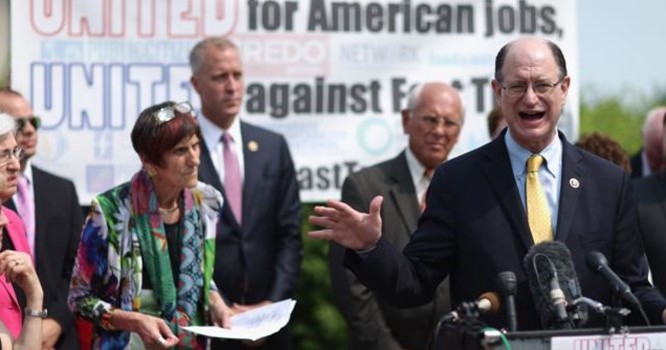 Dân biểu Mỹ Brad Sherman và các thành viên Quốc hội thuộc đảng Dân chủ tổ chức họp báo để phản đối thỏa thuận thương mại TPP. Ảnh AFP