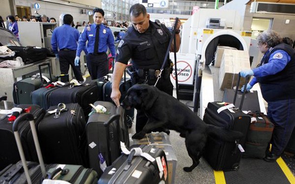 Nhân viên an ninh kiểm tra hành lý của hành khách tại sân bay ở Los Angeles. Ảnh: AP.