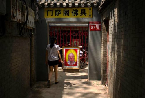Một biển quảng cáo của một thầy bói trong một con hẻm gần chùa Ung Hòa ở Bắc Kinh. Ảnh: AP