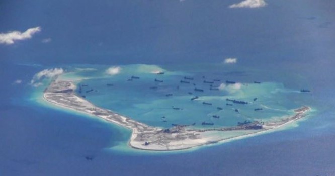 Hình ảnh vệ tinh ngày 10 tháng 6, cho thấy một hạm đội tàu nạo vét của Trung Quốc đã chuyển trọng tâm công tác cải tạo từ vành ngoài của những bãi đá hình vòng vào những 'lỗ' bên trong. Ảnh Reuters