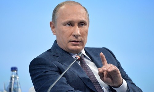 Tổng thống Nga Vladimir Putin hôm qua thảo luận tại Diễn đàn Kinh tế Thế giới St. Petersburg. Ảnh: Ria Novosti