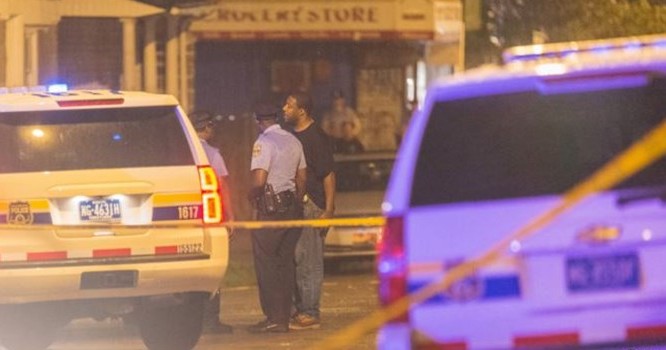 Cảnh sát điều tra tại hiện trường vụ nổ súng ở Philadelphia.