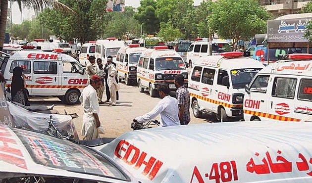 Xe cấp cứu liên tục chở thi thể người chết do nắng nóng tới nhà xác Edhi ở Karachi kể từ ngày 21-6 - Ảnh: dawn.com