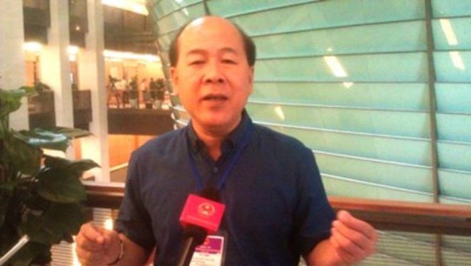 Thứ trưởng Bộ GTVT Nguyễn Văn Công trao đổi với báo chí.