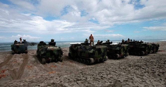 Lính Mỹ trong cuộc tập trận CARAT ở Biển Đông. Ảnh AP Photo/ Bullit Marquez