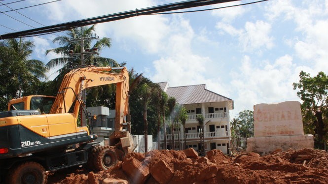 Công trường xây dựng mọc lên khắp nơi trên đảo Phú Quốc - Ảnh: Đình Dân