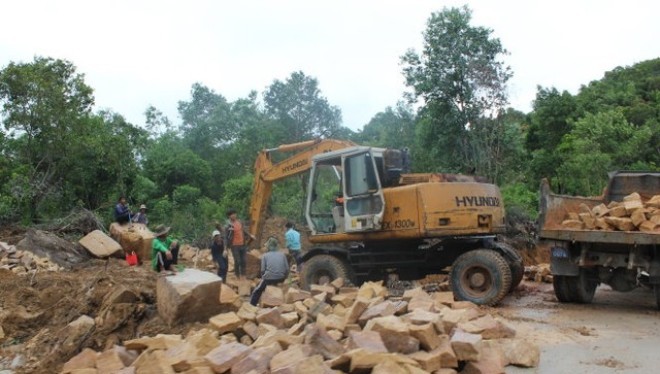 Công nhân khẩn trương xây dựng con đường xuyên qua rừng phòng hộ vào các dự án du lịch ở Bãi Sao (thị trấn An Thới)