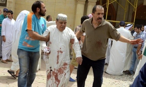 Một người đàn ông đang được đưa khỏi hiện trường sau vụ tấn công tự sát nhằm vào nhà thờ Hồi giáo ở Kuwait. Ảnh: EPA