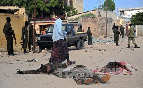 Xác phiến quân Al Shebab bị tiêu diệt trong vụ tấn công căn cứ huấn luyện NISA ở Somalia ngày 21/6. Ảnh: AFP/TTXVN 