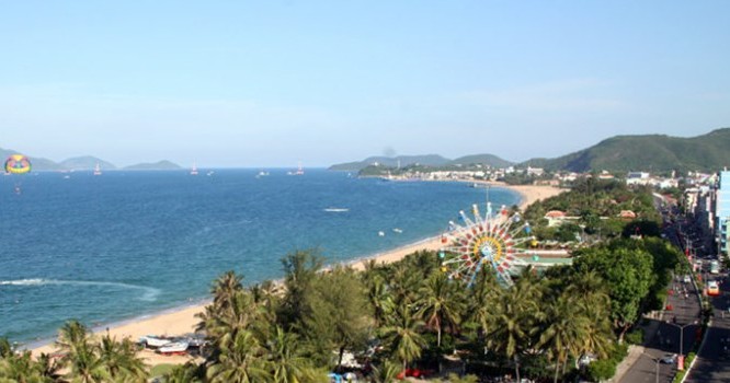 Khu bãi biển Nha Trang thuộc khu bắc công viên Phù Đổng.