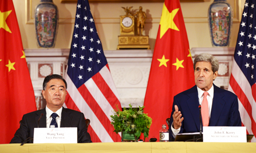 Phó thủ tướng Trung Quốc Uông Dương (trái) và Ngoại trưởng Mỹ John Kerry trong buổi họp báo chung sau khi kết thúc Đối thoại Kinh tế và Chiến lược 2015 tại thủ đô Washington. Ảnh: Xinhua.