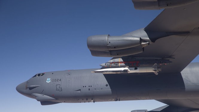 Mẫu máy bay WaveRider được gắn vào một tên lửa dưới cánh máy bay B-52 trong một chuyến bay thử nghiệm - Ảnh: IB Times