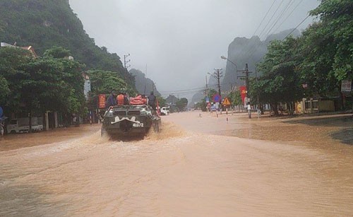Xe quân sự của Quân khu 3 tới phường Quang Hanh, TP Cẩm Phả để đưa người dân đến nơi an toàn. Ảnh:Giang Chinh.