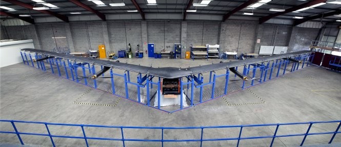 Máy bay không người lái Aquila của Facebook trong xưởng chế tạo - Ảnh: Reuters