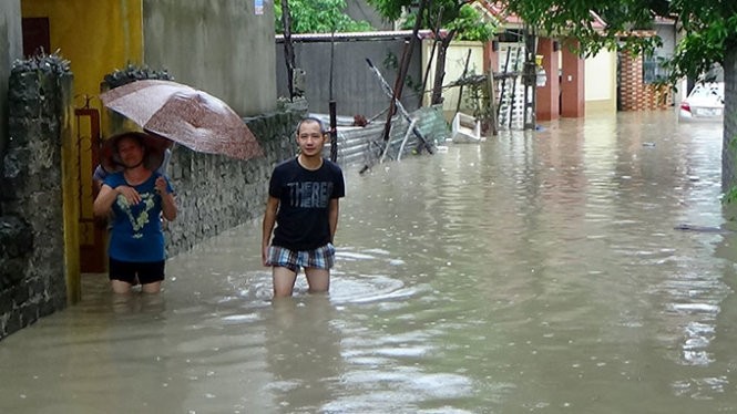 Người dân tổ 2 khu 2 phường Thanh Sơn, TP Uông Bí đi lại khó khăn do mưa lũ - Ảnh: Đức Hiếu