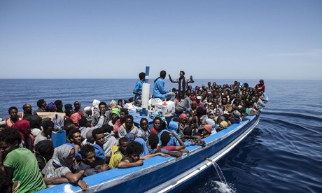 Người nhập cư lênh đênh trên biển bằng những con thuyền thiếu đảm bảo (Ảnh AFP)