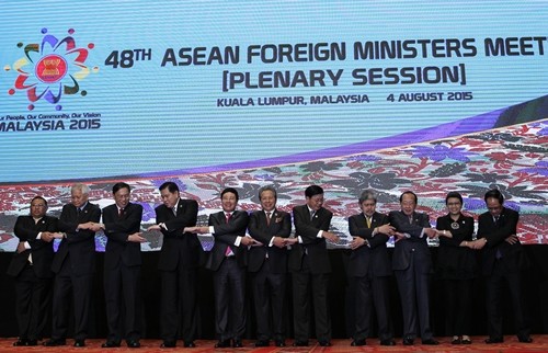 Đại diện từ các quốc gia thuộc ASEAN chụp ảnh chung trong phiên họp toàn thể Hội nghị Các ngoại trưởng ASEAN (AMM) tổ chức tại Trung tâm Thương mại Thế giới Putra, Kuala Lumpur, Malaysia, ngày 4/8. Ảnh: EPA.