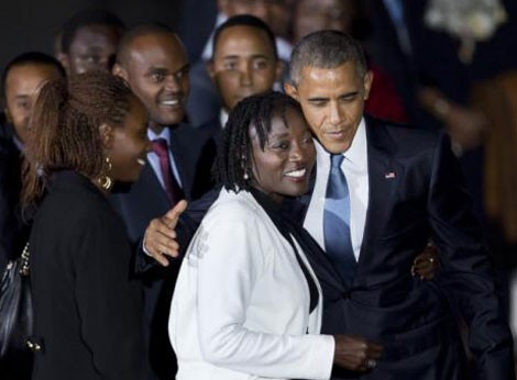 Tổng thống Mỹ Barack Obama gặp người chị Auma Obama ở Kenya trong sự bảo vệ nghiêm ngặt của các mật vụ. Ảnh: AP