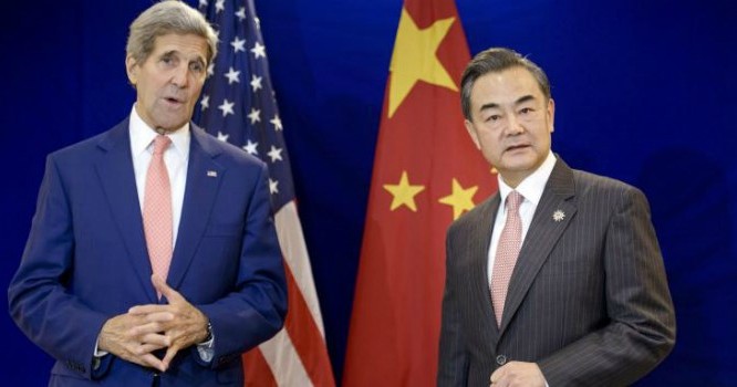 Ngoại trưởng Mỹ John Kerry và người đồng cấp Trung Quốc Vương Nghị. Ảnh: IBT