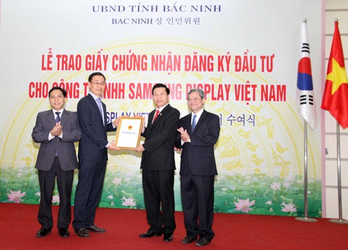 Trao giấy chứng nhận đầu tư dự án mở rộng cho Công ty TNHH Samsung Display Việt Nam