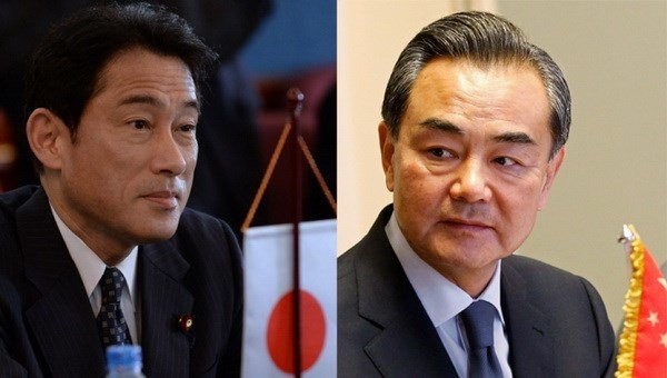 Ngoại trưởng Nhật Bản Fumio Kishida (trái) và người đồng cấp Trung Quốc Vương Nghị - Nguồn: Reuters