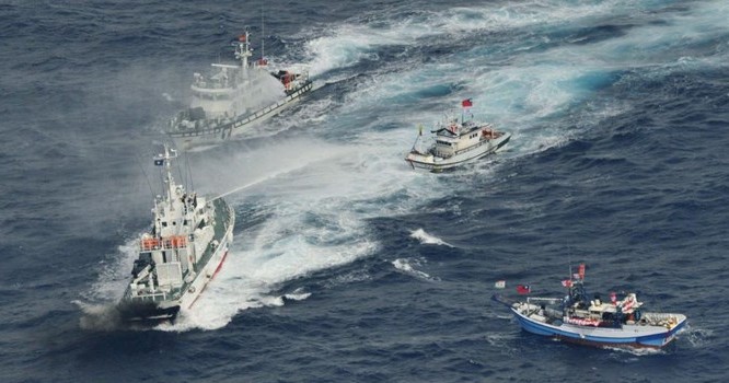 Tuần duyên Nhật Bản sử dụng vòi rồng để đuổi các tầu cá từ Đài Loan tới. Ảnh REUTERS/Kyodo