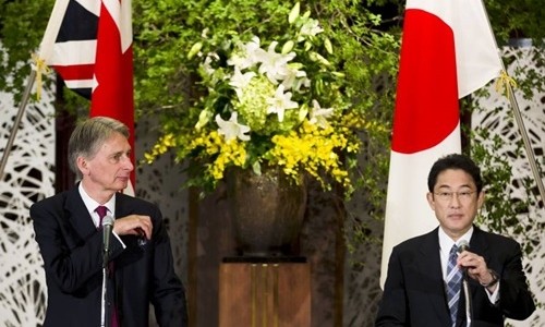 Ngoại trưởng Nhật Bản Fumio Kishida (phải) và người đồng cấp Anh Philip Hammond. Ảnh: Reuters